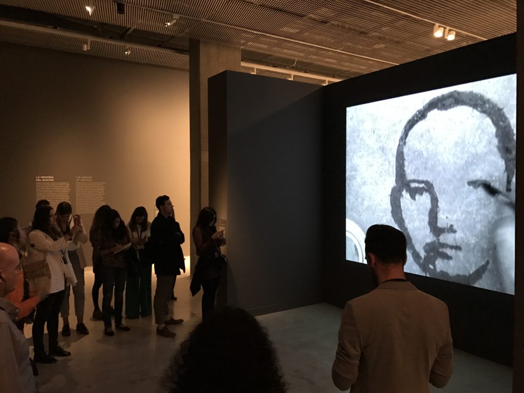 Mírame. Óscar Muñoz