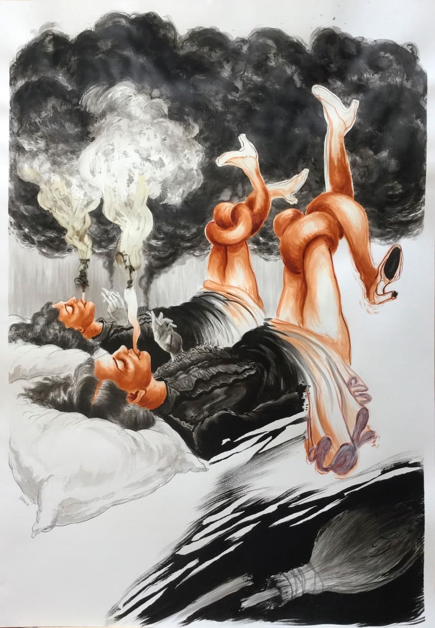'2 brujas', obra de Juana González, representada por la Galería Siboney en Drawing Room 2022. Aparecen dos mujeres tumbadas sobre una cama, vestidas de negro, con piernas enlazadas en un nudo. Crean una nube negra de la exhalación de sus cigarros. Bajo la cama, unas escobas de brujas rotas.