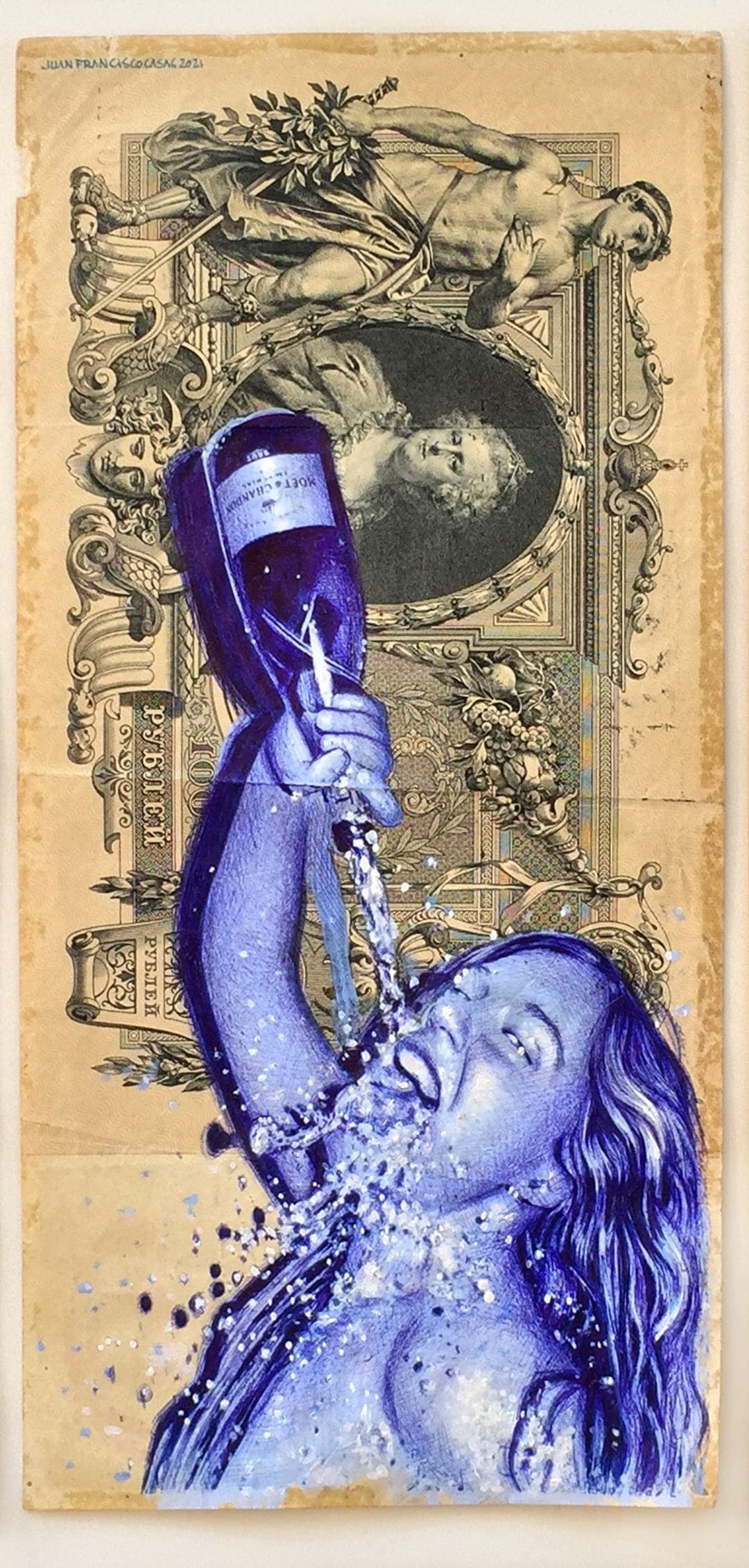 'LiquidCashSofia12', obra de Juan Francisco Casas, que participa en JustMad 2022 con Renace Contemporary Art. Usando como soporte un billete de principios del siglo XX colocado en vertical, representa a una chica que vierte cava de una botella a su boca, realizado con bolígrafo azul.
