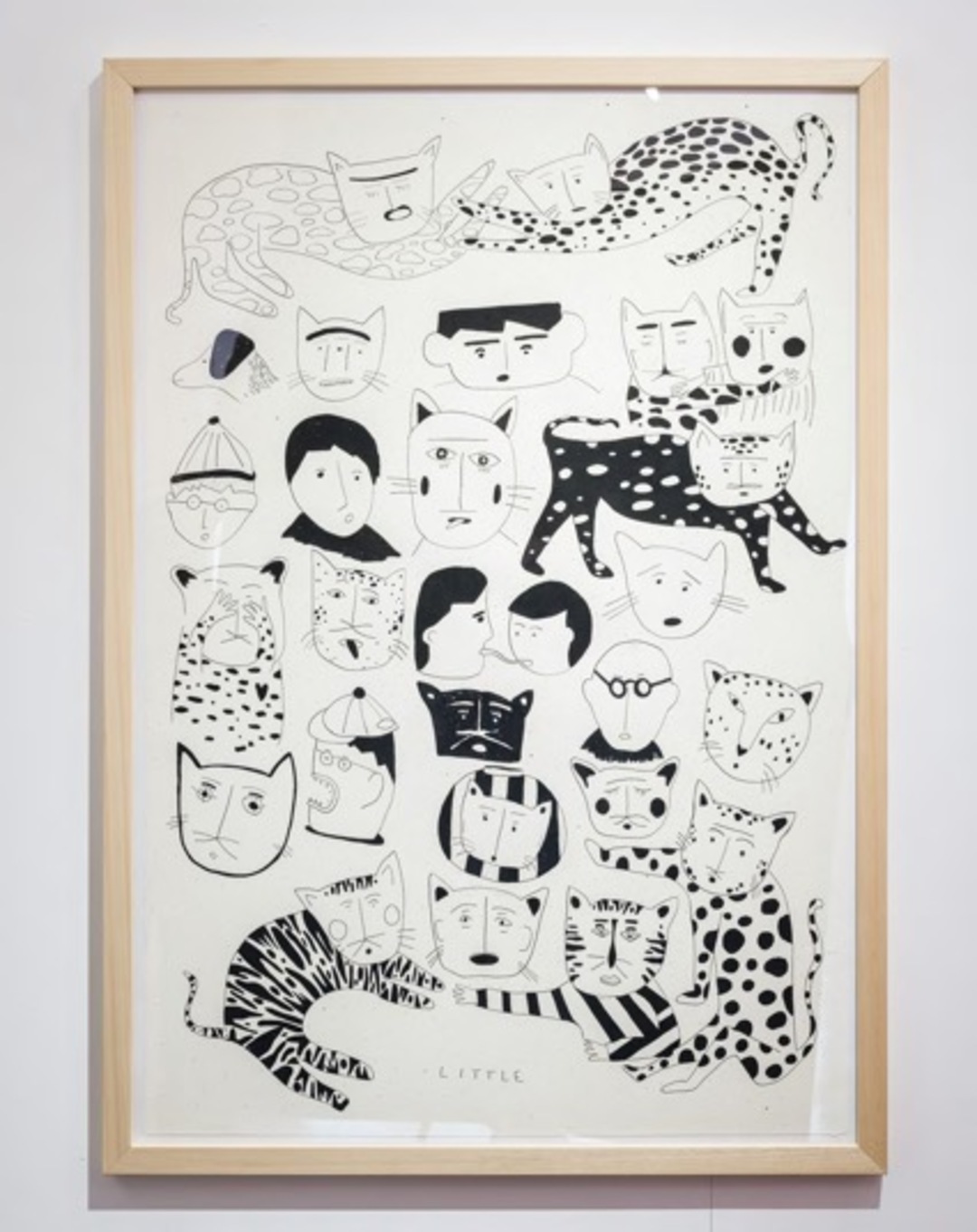 'Gatetes y amigos', obra de Little, que participa en JustMad 2022 con Di Gallery. Dibujo en negro sobre fondo blanco que representa rostros de personas y gatos.