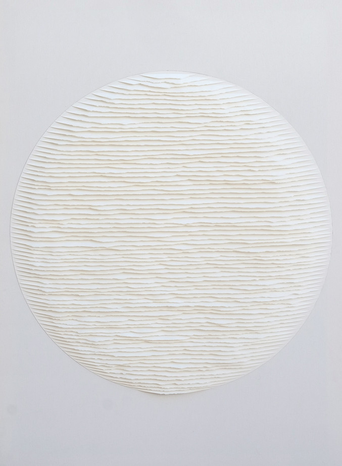 Fernando Daza. ' Círculo blanco sobre fondo blanco'. 2021. Papel Carson resgado a mano pegado sobre lienzo. 100 x 73 cm.